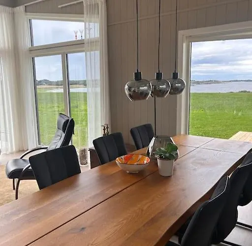 V Farstadsanden Anders Sandvigsvei 9 * Julshamn